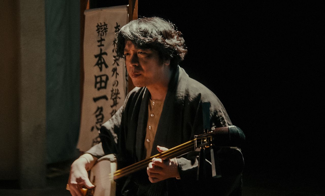 三味線を弾き、「奇想天外の声色」で迫真の活弁を見せるハジメ　©本田プロモーションBAUS／boid