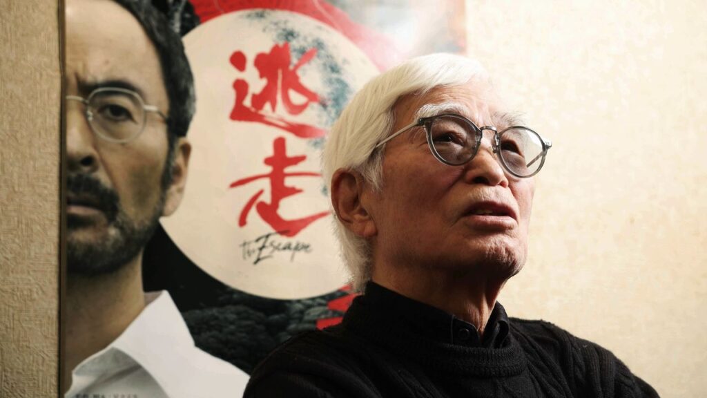 足立正生監督の最新映画『逃走』：“新宿の酔っぱらいゲリラ”から“笑顔の逃亡者”に捧げるレクイエム | nippon.com