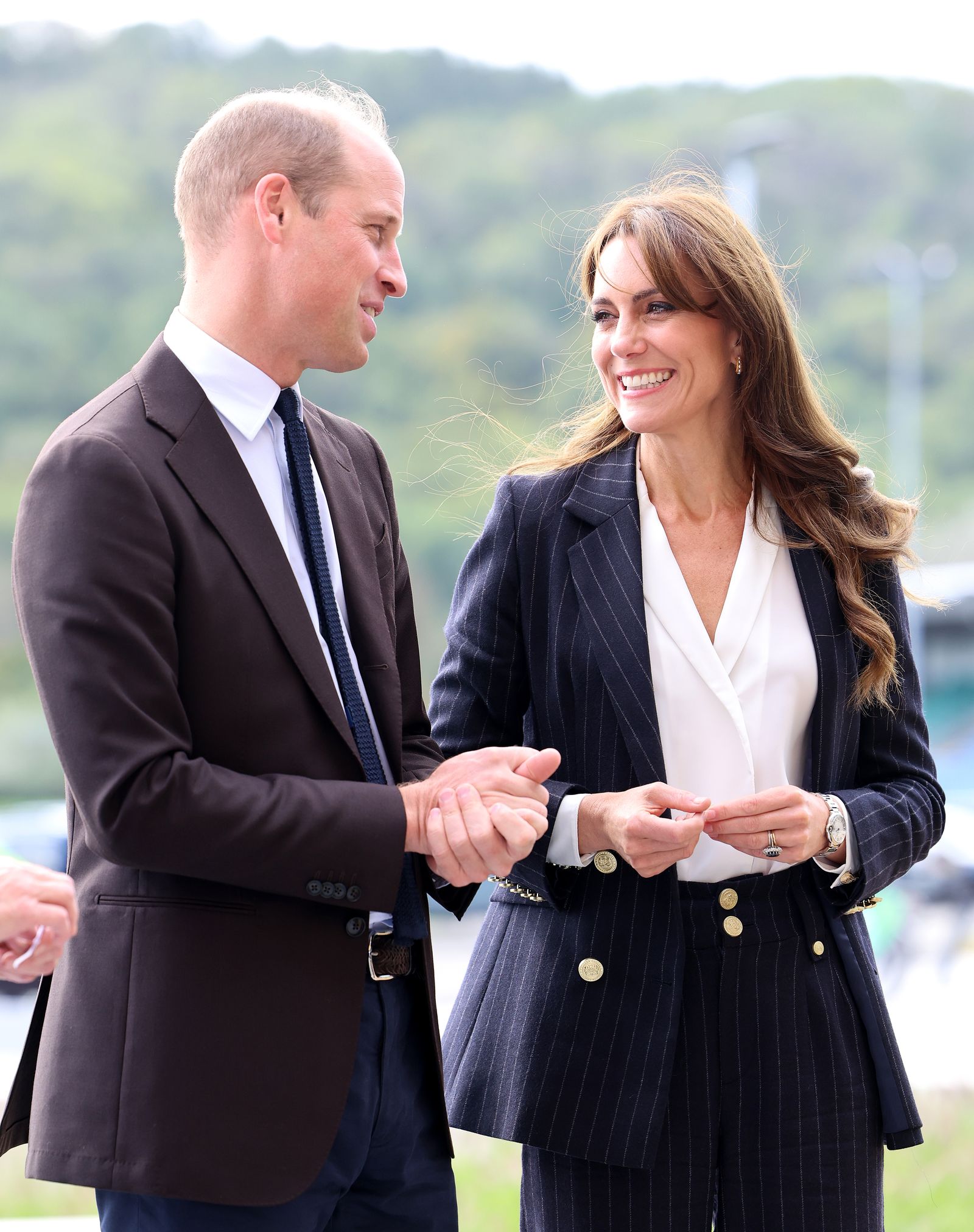 ウィリアム皇太子、キャサリン妃Prince William Prince of Wales and Catherine Princess of Wales visits Fitzalan High School as she...
