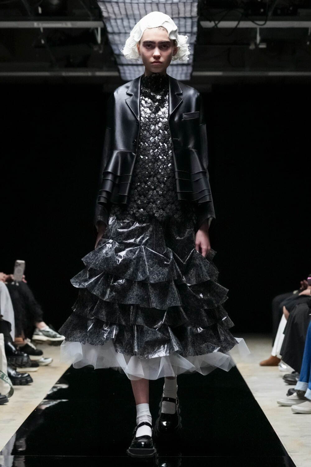 タオ 2025-26年秋冬コレクション、硬派な黒と幻想的なきらめき|写真1