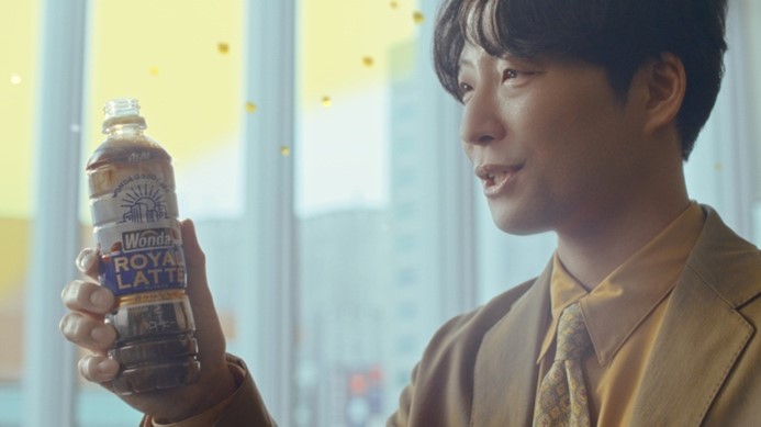 新TVCM「新ワンダ ロイヤルラテ」編