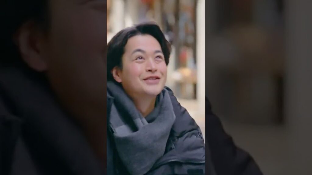 酔っ払っておしぼりの容器を倒し何やら火事の真相を探ってる！