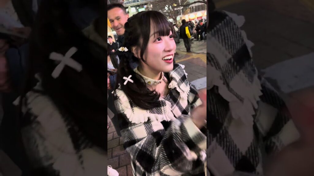 ビラ配りをするアイドル。ついに海外進出か? ビラ配りをするアイドル。ついに海外進出か?