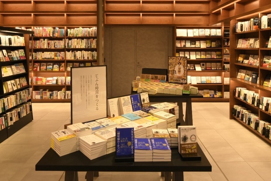 スタバ併設のブック&カフェ「福岡天神 蔦屋書店」ワンビルにオープン、約4万冊の書籍やイベントスペース – ファッションプレス スタバ併設のブック&カフェ「福岡天神 蔦屋書店」ワンビルにオープン、約4万冊の書籍やイベントスペース - ファッションプレス