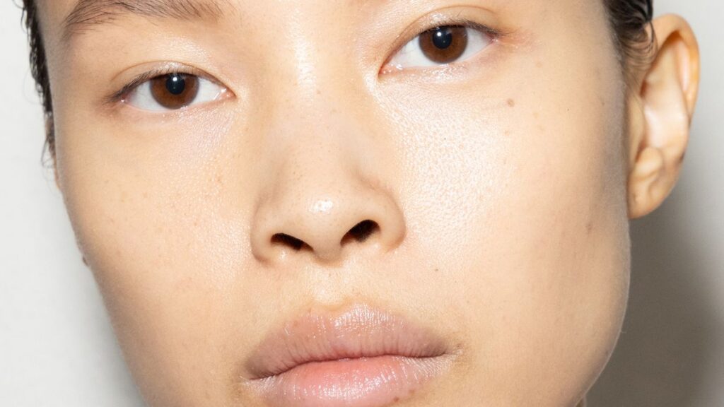 ツヤ肌は「毛穴スワイプ埋め」と「保湿クリーム薄膜重ね」でつくる | Vogue Japan