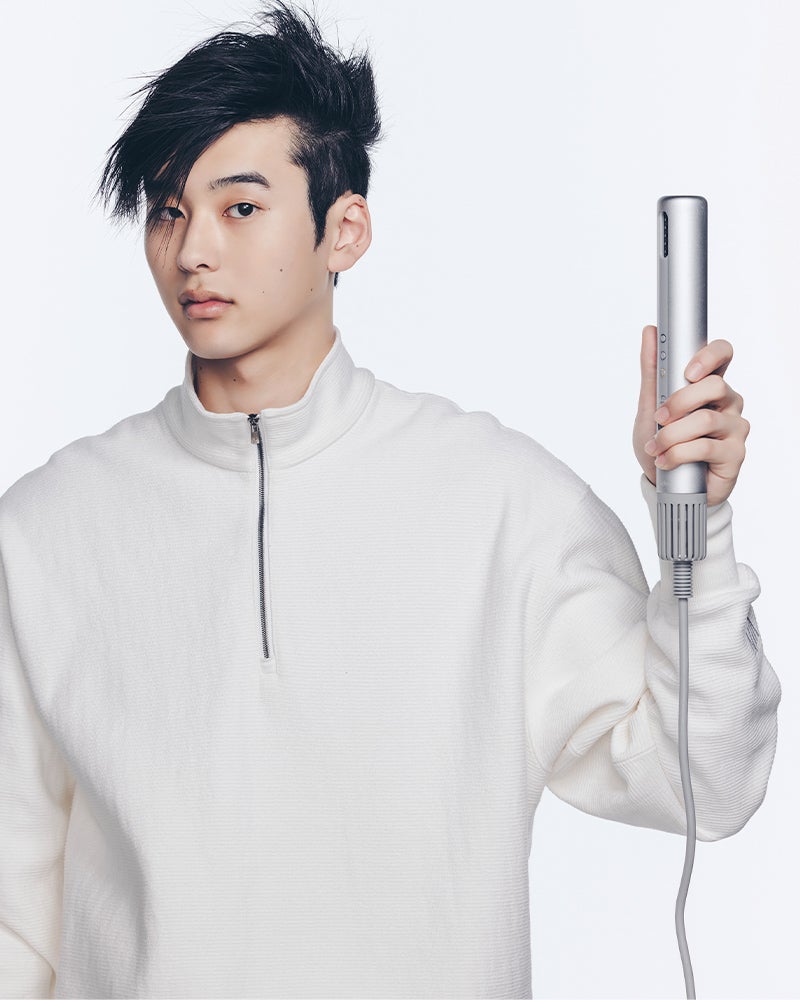 ヘアドライヤーを持ったメンズノンノモデルの石川愛大