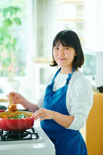 【伝説の家政婦・志麻さんの魔法】スーパーの食材がプレミアムなフランス料理に大変身！ 春にどうしても食べたい一品とは？【書籍オンライン編集部セレクション】