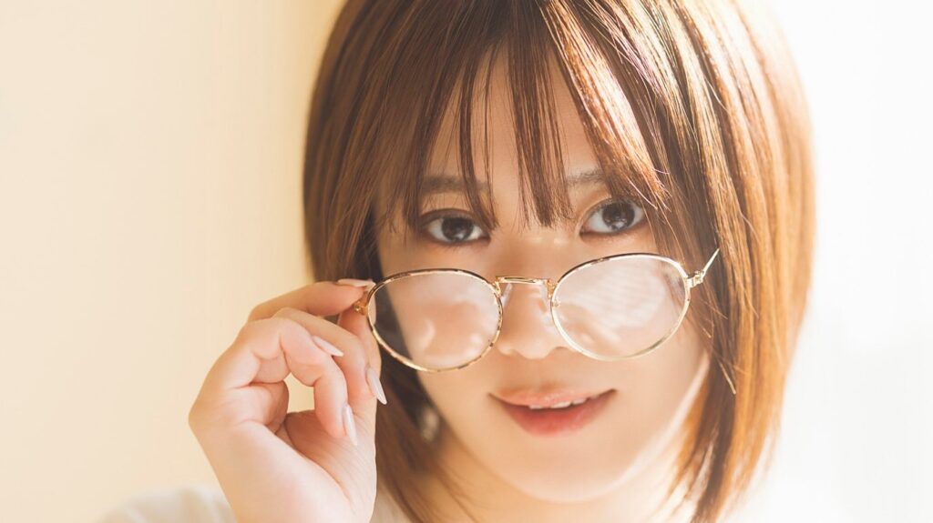 【写真・画像】人気急上昇中の声優・夏吉ゆうこ1st写真集から先行カット 貴重なメガネ姿や私物のギターをかき鳴らす様子 1枚目 | グラビア | ABEMA TIMES
