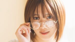【写真・画像】人気急上昇中の声優・夏吉ゆうこ1st写真集から先行カット 貴重なメガネ姿や私物のギターをかき鳴らす様子 1枚目 | グラビア | ABEMA TIMES