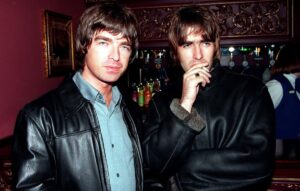 オアシス、リイシューされた“Some Might Say”が全英シングル・チャートの速報で2位にランクイン | NME Japan