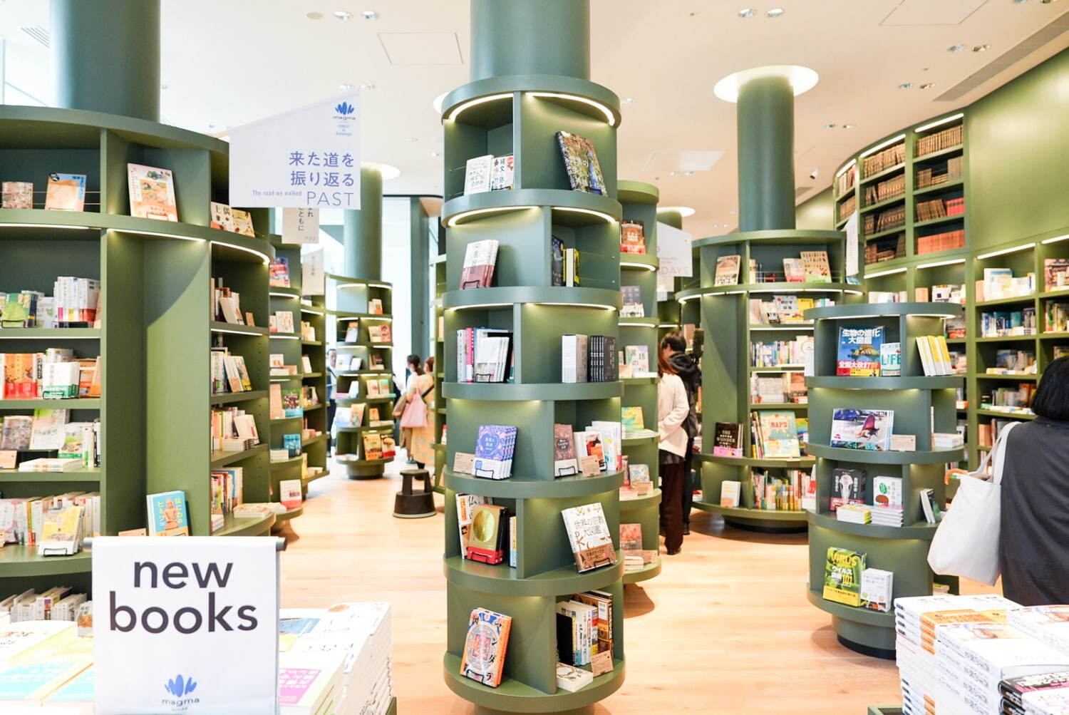 丸善ジュンク堂書店の新業態「マグマブックス」本と出会う編集型書棚や半個室を備えた体験型店舗｜写真7