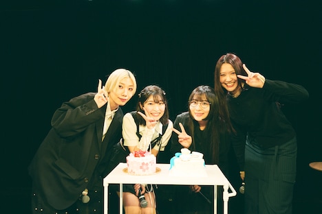 左からコショージメグミ、矢川葵、和田輪、井上唯。(撮影:稲垣謙一)