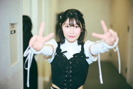 バックステージでの矢川葵。(撮影:稲垣謙一)