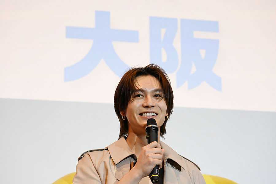 『たべっ子どうぶつ THE MOVIE』の舞台挨拶に登場した松田元太。「なんでなん？」「ほんまですか？」「知らんなぁ」と、関西弁を続けて披露（5月10日・大阪市内）