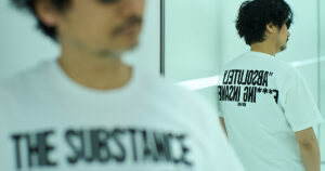 GEEKS RULEと映画『The Substance』のコラボレーションTシャツ