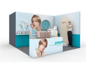 韓国スキンケアブランド「SAM’U（サミュ）」新たにブランドアンバサダー就任&TEAMのKさん一色の空間「Rakuten GirlsAward 2025 SPRING/SUMMER」 - PR TIMES企業リリース