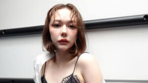 【 村重杏奈 】　「今日もSpecialに可愛かったです村重！！」「村重はクール系も綺麗系もいけるんかーい！」　自画自賛　イメチェンショットを公開