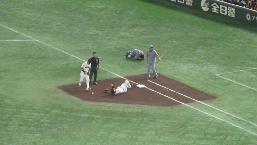 岡本和真と中野拓夢が交錯のアクシデント　巨人 vs 阪神　2025年5月6日(火)　東京ドーム