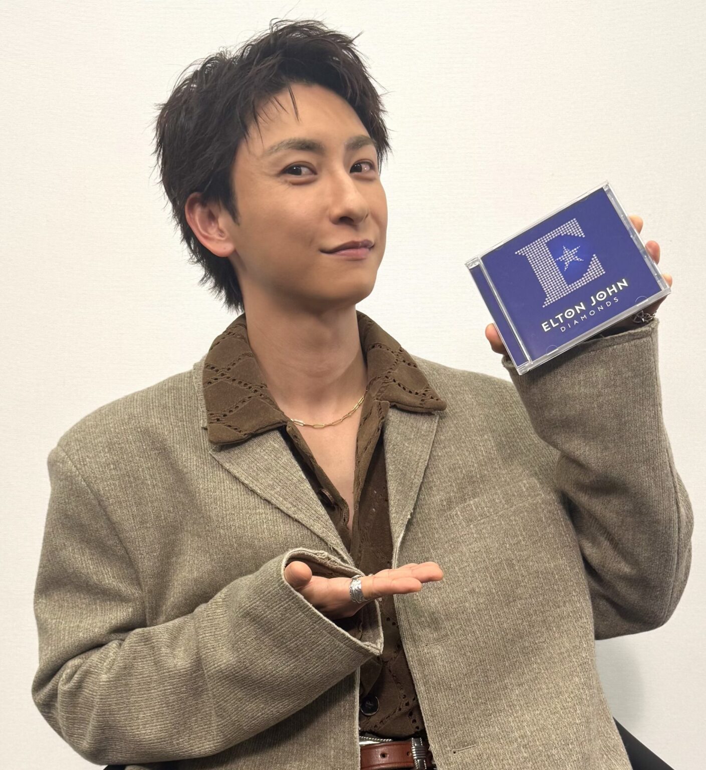 AAA與真司郎が初めて対訳に挑戦！エルトン・ジョン＆ブランディ・カーライルの新曲「天使はどこに」（原題：Who Believes In Angels?）ミュージック・ビデオの和訳動画が公開 - エルトン・ジョン