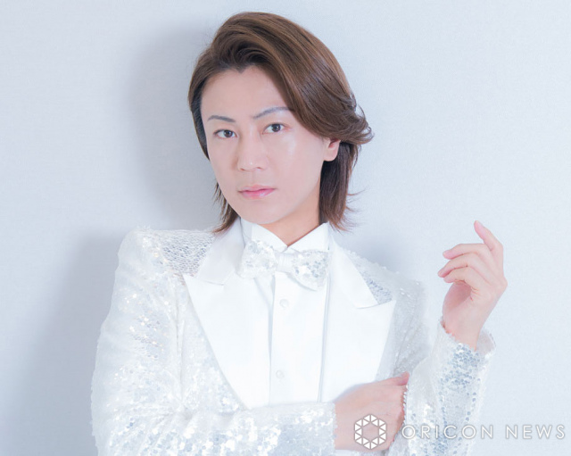 氷川きよし、真っ赤な愛車を公開「車は一生、赤が良い。」　上品にほほ笑み | ORICON NEWS | 福井新聞ONLINE