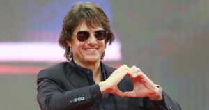 映画館の屋上に突如出現したトム・クルーズ、目的が判明 - シネマトゥデイ