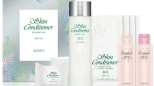 アルビオンの薬用化粧水“スキコン”が存分に堪能できるマストバイな限定キット | Vogue Japan