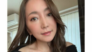 【 加藤綾菜 】　「今からは親友のコンサート初日に行ってきます」　ダークカラーのヘアスタイルを披露　「明るいのも似合ってたけど落ち着いたのもいいですねー」　反響続々