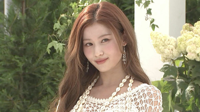 【 TWICE・SANA 】　「手編みのニットがポイント」　白のニットワンピで登場　行きたいリゾート地は「ハンプトンズ」