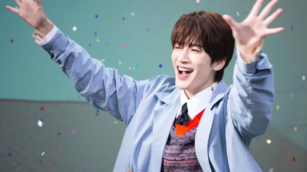 深澤辰哉がニッコニコで両手をあげたり8色のメンカラテレビに囲まれほほ笑んだ「iro iro」オフショット公開 深澤辰哉がニッコニコで両手をあげたり8色のメンカラテレビに囲まれほほ笑んだ「iro iro」オフショット公開