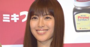 ORICON NEWS：瀧本美織、ウエディングドレス姿の“結婚式ショット”　チャペルで楽しげな笑み「#死ぬほど愛して」 | 毎日新聞