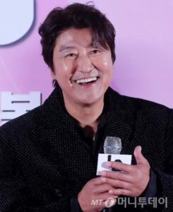 「若返った？」韓流俳優の変化に驚き…“生気を取り戻す”まぶたのリフト手術　写真枚　国際ニュース：AFPBB News