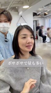 【イメチェン】「ボサボサで量も多い」と半年ぶりに美容室を訪れた女性　大胆なショートカットに挑戦し「娘の卒業式に行けます！」と大感激 上品な仕上がりに「素敵」「可愛い」と称賛の声 | LIMO | くらしとお金の経済メディア