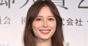ORICON NEWS：広瀬アリス、“母”と寄り添い2ショット「仲良し親子」　反響相次ぐ「可愛い」「いつまでもかわいい」 | 毎日新聞
