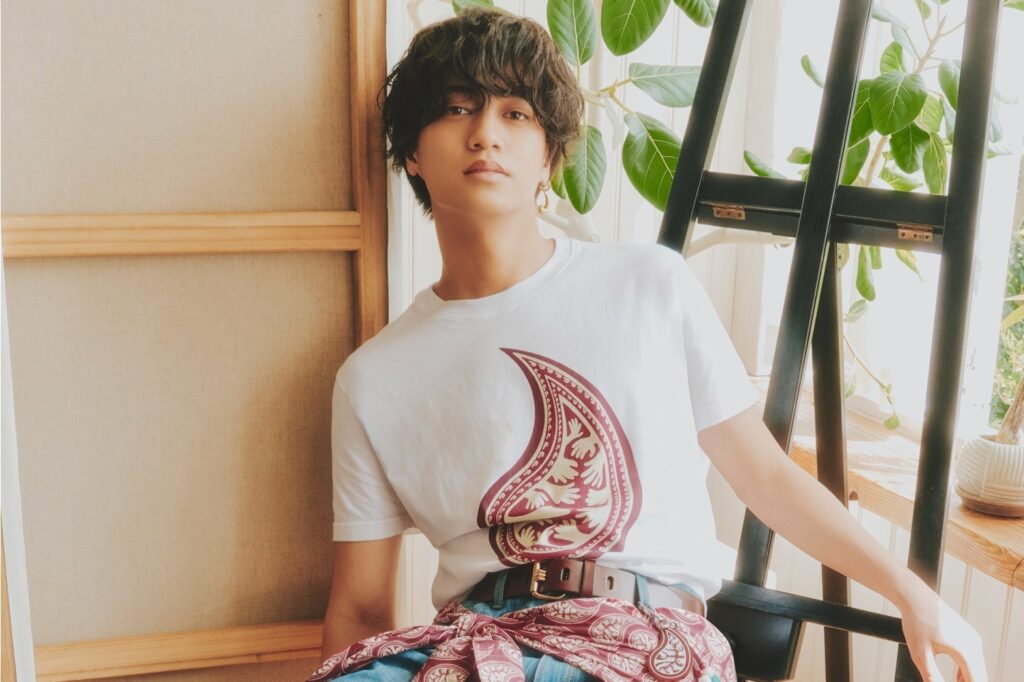 エトロのキンプリ髙橋海人描き下ろしペイズリー柄コラボウェア、Tシャツやトートバッグなど全21型 - ファッションプレス