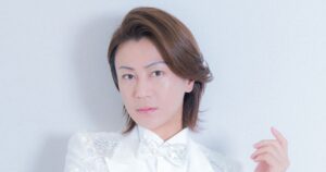 ORICON NEWS：氷川きよし、真っ赤な愛車を公開「車は一生、赤が良い。」　上品にほほ笑み | 毎日新聞