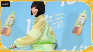 ano、キュートなミニボトム姿でフラフープに挑戦！