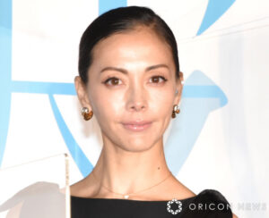 土屋アンナ、6歳次女と“顔出し”2ショット　密着で“キス”「かわいい写真」 | ORICON NEWS | 国内海外のニュース