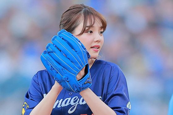 32歳美女の恥じらい投球が 「可愛すぎる」　ユニ＆ミニスカの「天使が舞い降りている」 | Full-Count