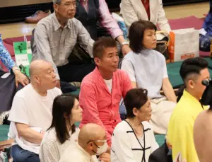 大相撲夏場所初日　“おなじみ”人気タレントが中継映り込み！　服装にもファン熱視線「めっちゃ目立つ」― スポニチ Sponichi Annex 芸能