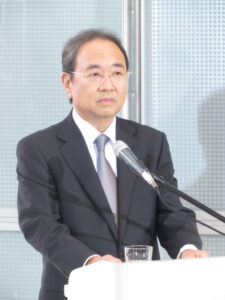 取材対応を行うフジテレビ清水賢治社長