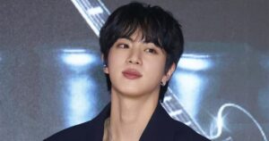 BTS・JIN、新曲ステージ初披露 リクエストに応えて“神対応”「マイクスタンドが0.3センチほど高くて…」 - ORICON