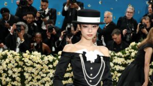 メットガラ2025のレッドカーペットを一挙見。 豪華セレブたちによる、華麗なる“ダンディ”な装い【随時更新】 | Vogue Japan