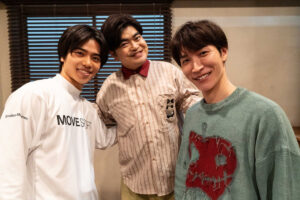 映画『事故物件ゾク 恐い間取り』メイキング（左から）金田昇、加藤諒、主演のSnow Man・渡辺翔太