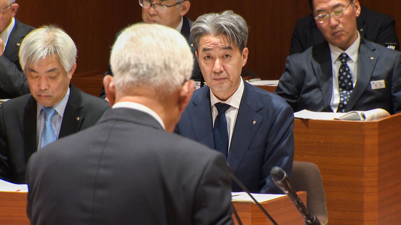 町議らは一般質問に立ちながら、吉村町長に遠慮して答弁を求めない　©石川テレビ放送