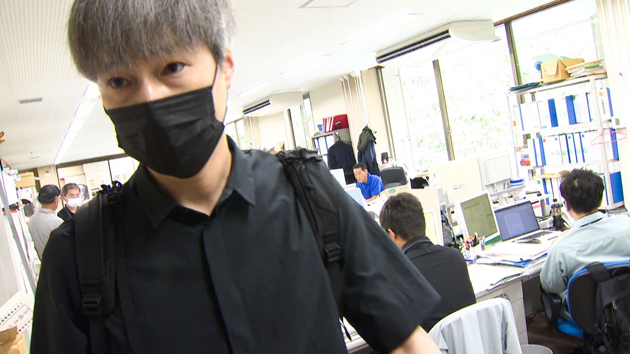 町役場を取材する五百旗頭監督　©石川テレビ放送