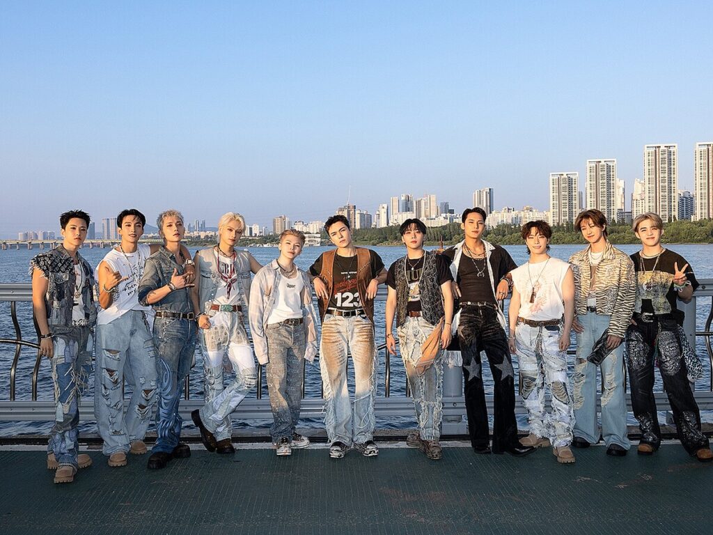 SEVENTEEN、“K-POP初”の漢江ステージで新曲『THUNDER』をサプライズ披露！花火×大合唱の圧巻パフォ - ライブドアニュース - ライブドアニュース