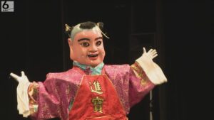 台湾の伝統芸能「陣頭」　大阪の劇場で披露