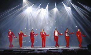 公開ゲネプロで熱演するIMP．の（左から）松井奏、基俊介、横原悠毅、佐藤新、影山拓也、鈴木大河、椿泰我＝名古屋市中区の御園座で