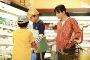 菅野美穂“母”とやんちゃ息子の日常映す『明日の食卓』リアルさ感じる本編映像 | cinemacafe.net