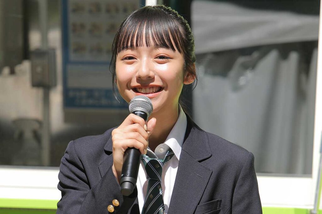 開校式に出席した山之内すず【写真：ENCOUNT編集部】